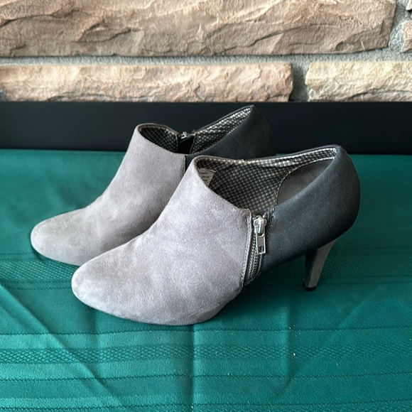 dexflex comfort Shoes - Color block grey suede heels